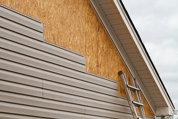 Professional Fiber Cement Siding technician working in Bartow, FL